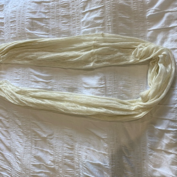 Round neck and regular scarves - Picture 2 of 5